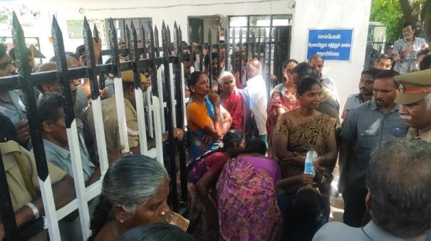 Women protest at TNPL company in karur