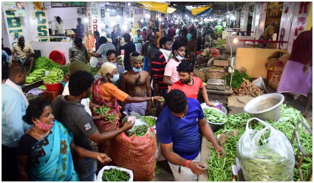 கோயம்பேடு சந்தையில் காய்கறிகளின் விலை உயர்வு: தக்காளி கிலோ ரூ.60, பீன்ஸ் ரூ.150 | In Koyambedu market vegetables Price has been increased