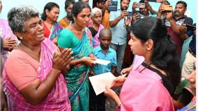 kanimozhi-personally-gave-relief-funds-to-the-family-of-the-kovilpatti-youth-who-died-in-the-kuwait-fire-accident