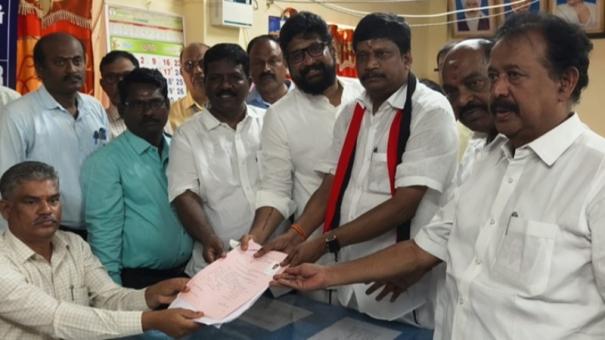 Anniyur Siva files nomination to contest in Vikravandi by election