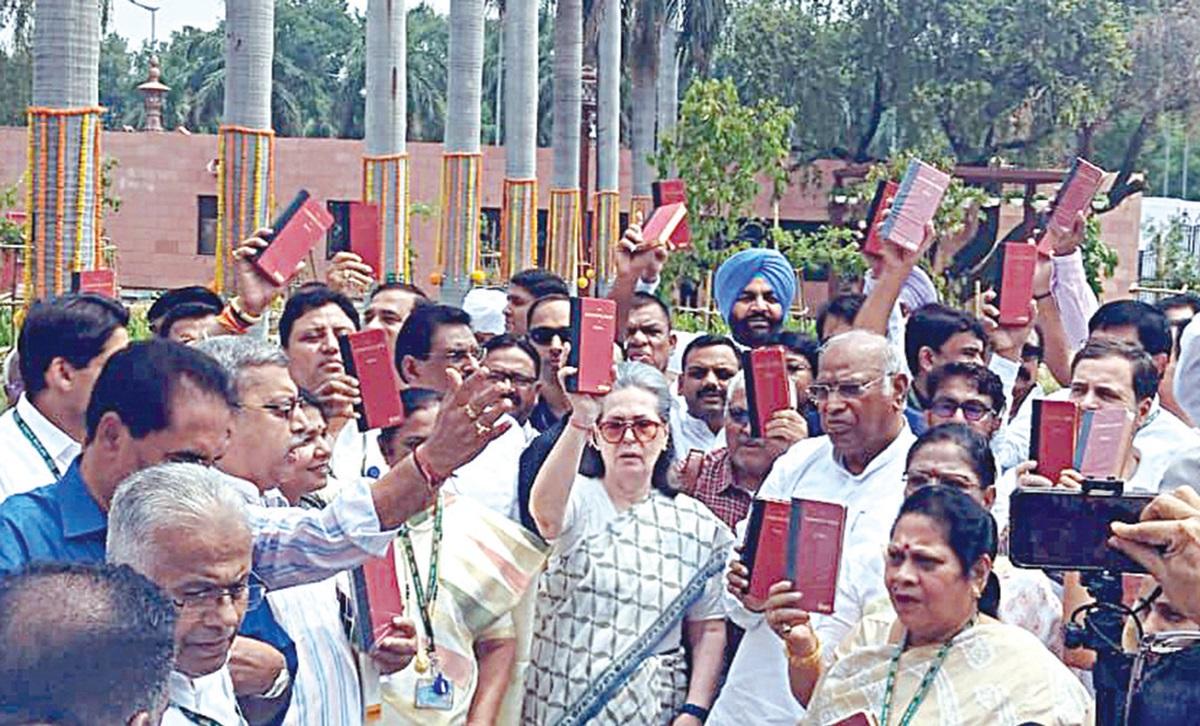  அரசியல் சாசனத்துடன் வந்த எதிர்க்கட்சியினர்: அயோத்தி எம்.பி.யை பெருமையுடன் அறிமுகப்படுத்திய அகிலேஷ் | Opposition MPs carrying Constitution copies in lok sabha