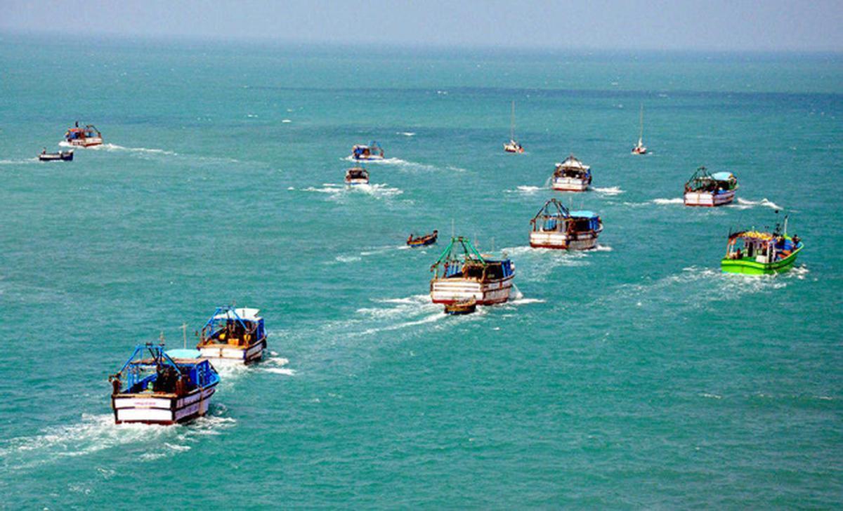  எல்லை தாண்டி மீன்பிடித்ததாக நாகை மீனவர்கள் 10 பேர் இலங்கை கடற்படையினரால் சிறைப்பிடிப்பு  | Lankan navy arrests 10 fishermen belonging to Nagapattinam, TN
