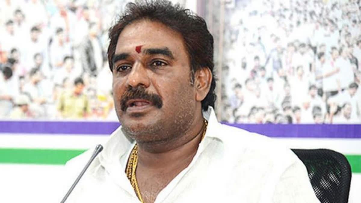 வாக்கு இயந்திரத்தை உடைத்த ஒய்எஸ்ஆர் காங்கிரஸ் வேட்பாளர் கைது | YSRCP  leader, who smashed EVM on the ground during polls in Andhra, arrested -  hindutamil.in