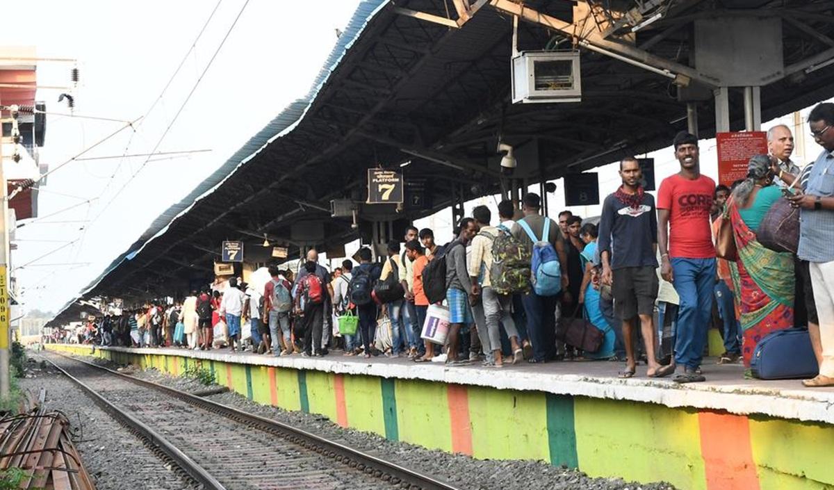 கடற்கரை - செங்கல்பட்டு வழித்தடத்தில் 'பீக் ஹவர்ஸில் ஃபாஸ்ட் ரயில்கள் தேவை'  - பயணிகள் கோரிக்கை | Beach to chengalpattu train shortage issue at peak  hours - hindutamil.in