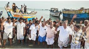 25-tn-fishermen-arrest-fishermen-protest-roadblock-at-pamban-bridge