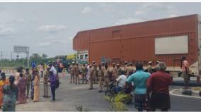 attempt-to-close-service-road-people-stage-protest-against-kappalur-toll-plaza