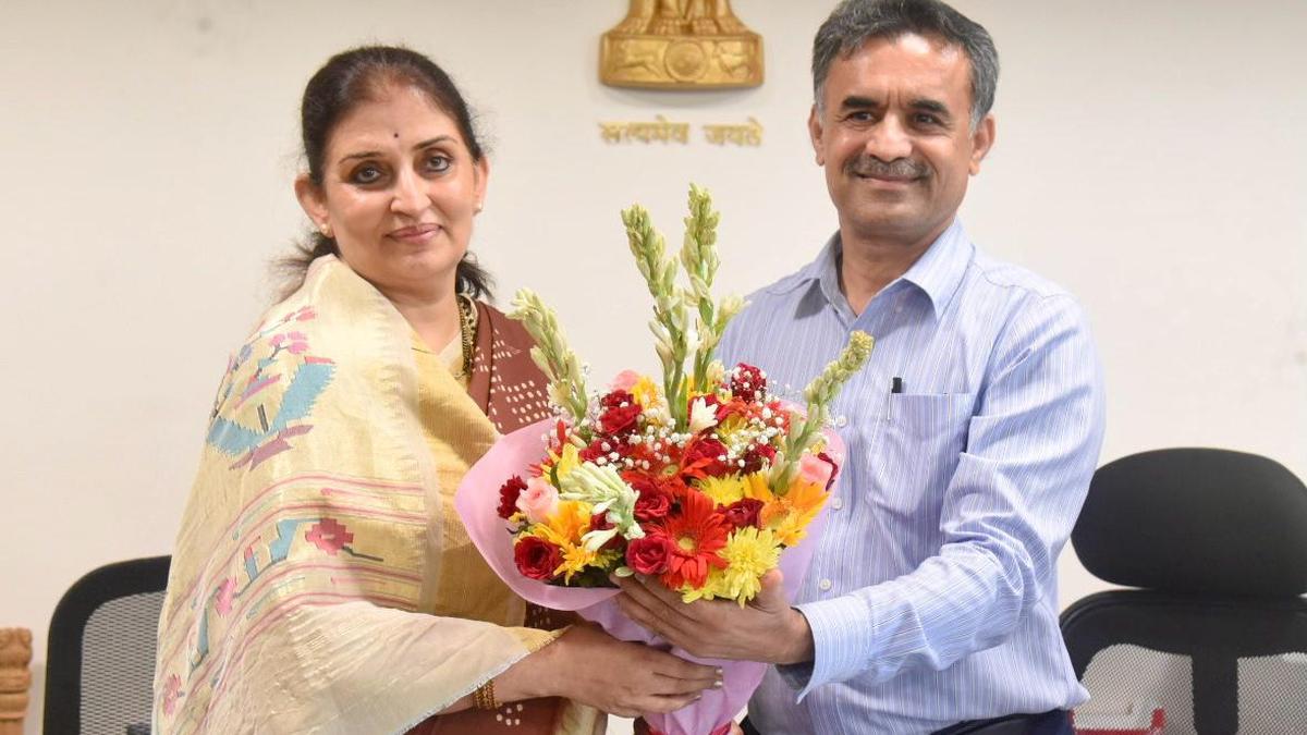முதல் முறையாக மகாராஷ்டிரா மாநிலத்தில் தலைமை செயலாளராக பெண் நியமனம் | IAS officer Sujata Saunik becomes Maharashtra first female Chief Secretary