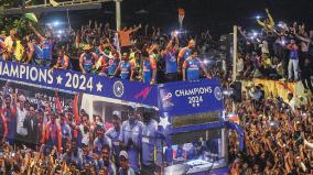 thousands-throng-as-mumbai-lays-red-carpet-for-team-india