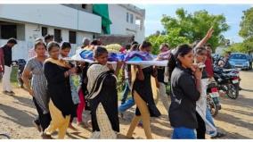 women-carried-the-dead-body-of-the-old-woman-to-the-graveyard-and-cremated-at-dharapuram