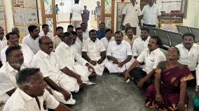 aiadmk-mla-dharna-on-tindivanam-condemning-the-municipality-for-not-repairing-road