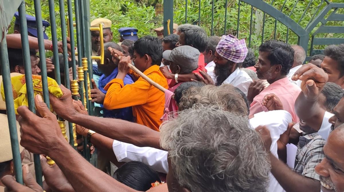 போலீஸ் தடையை மீறி தி.மலை ஆட்சியர் அலுவலகத்தை முற்றுகையிட்ட மாற்றுத்  திறனாளிகள்! | Disabled People laid siege Collector Office on Police Ban  Demanding Grant Stipend @ Tiruvannamalai ...