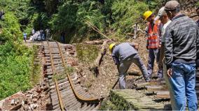 landslide-tree-fall-on-goa-karnataka-border-5-train-services-affected-south-western-railway