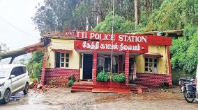 giant-tree-fell-and-damaged-the-police-station-in-nilgiris