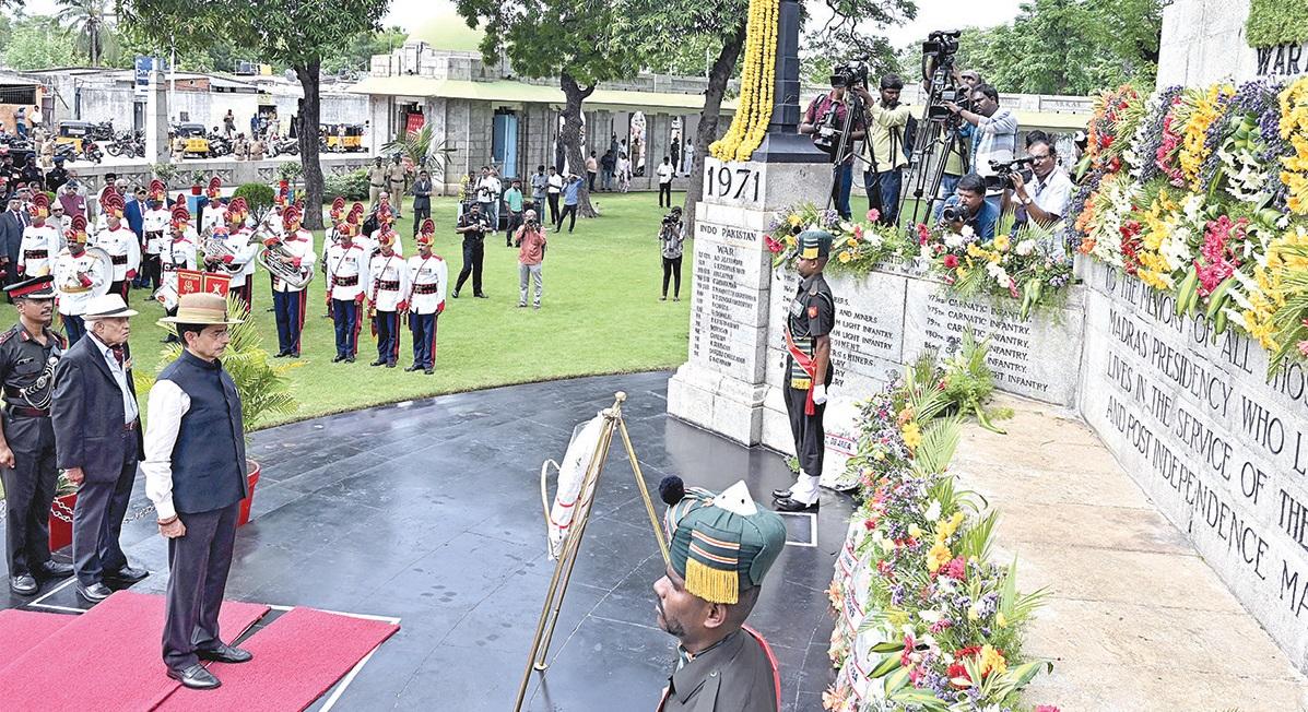 கார்கில் போர் வெற்றி தினம்: போர் நினைவு சின்னத்தில் ஆளுநர் ரவி அஞ்சலி | Governor Ravi Mourns at War Memorial