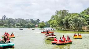 cold-light-rain-during-the-day-on-yercaud-tourists-excited