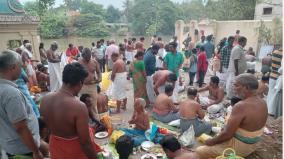 kumbakonam-on-the-occasion-of-aadi-amavasai-relatives-performed-tarpanam-to-their-ancestors