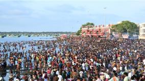 devotees-bath-at-rameswaram-occasion-during-aadi-amavasai