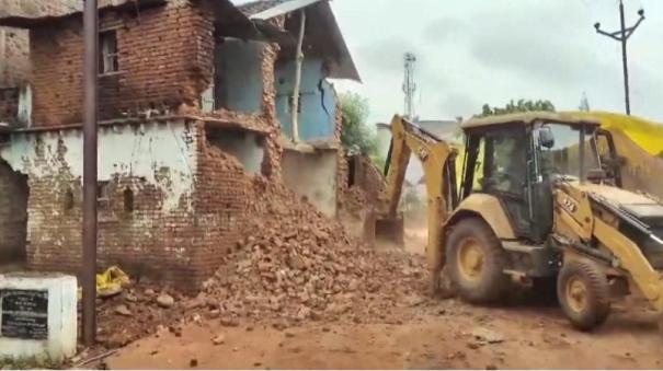 rain in Madhya Pradesh Wall collapses 9 children dead