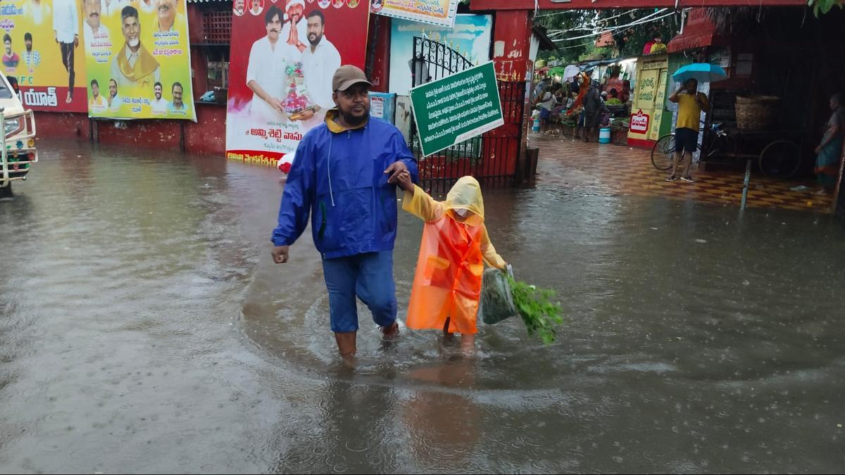 ஆந்திராவில் கனமழை தொடரும்: இந்திய வானிலை ஆய்வு மையம் | Heavy-to-very-heavy rainfall to continue in Andhra Pradesh; low-pressure area intensifies into depression