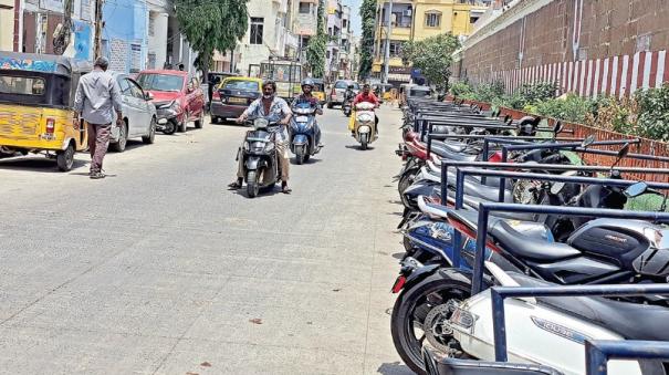 parking space facility in parthasarathy temple at triplicane chennai