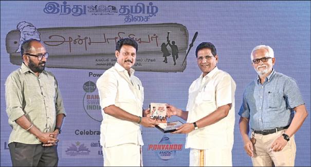 anbil mahesh speech at anbasiriyar award