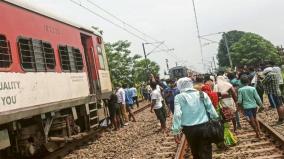 coupling-of-magadh-express-breaks-train-splits-into-two-in-bihar