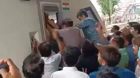 udaipur-agra-vande-bharat-train-loco-pilots-fight-each-other