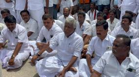 dmk-members-against-aiadmk-mla-s-initiation-of-new-project-works-aiadmk-members-road-blockade-by-kp-munuswamy