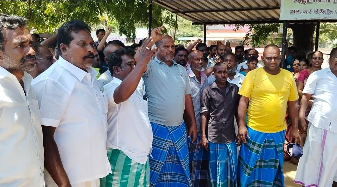 மீனவர்களை மொட்டையடித்து அனுப்பிய இலங்கை அரசை கண்டித்து தமிழக மீனவர்கள் ஆர்ப்பாட்டம் | fishermen protest against the Sri Lankan government for sending the fishermen to shave ...