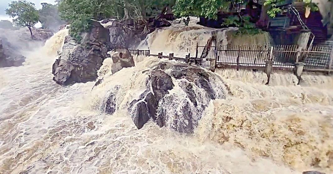 ஒகேனக்கல் காவிரி ஆற்றில் நீர்வரத்து 18 ஆயிரம் கனஅடியாக அதிகரிப்பு | water flow in Hogenakkal Cauvery river to 18 thousand cubic feet