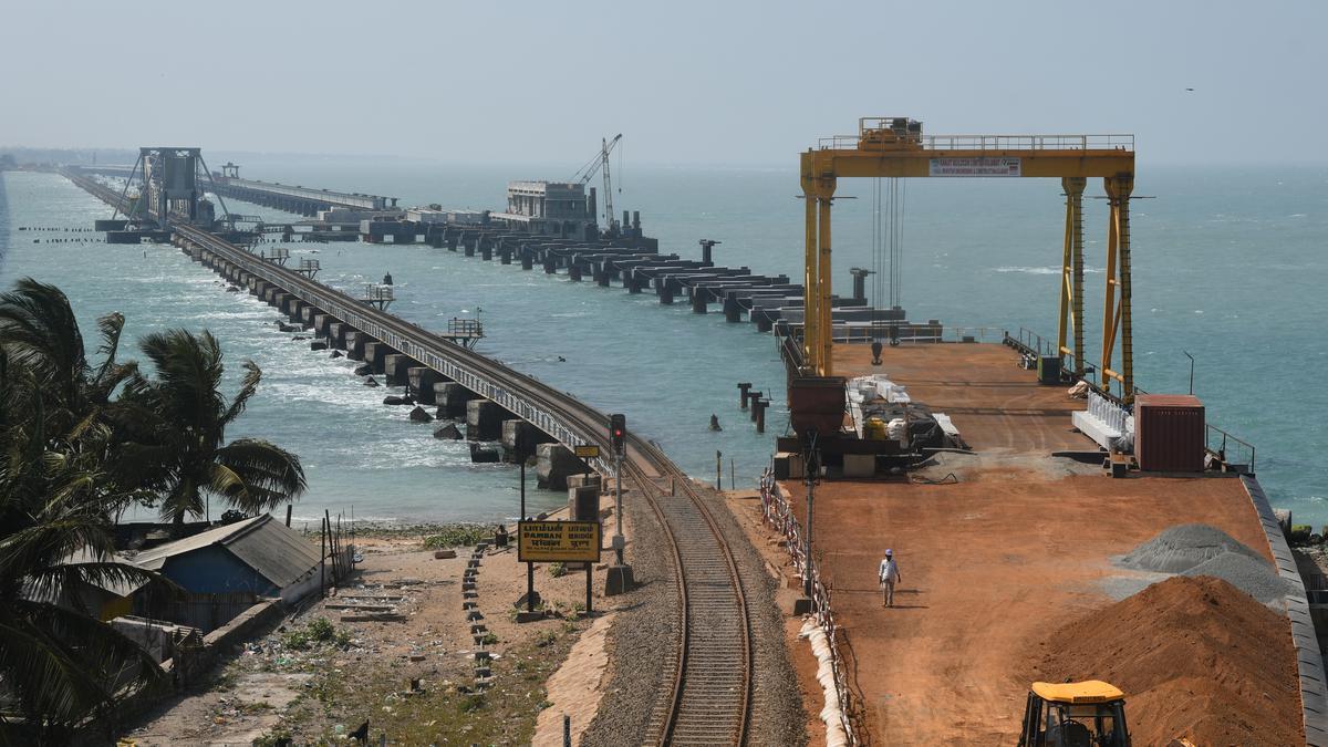 புதிய பாம்பன் ரயில் பாலத்தை முற்றுகையிட மீனவர்கள் முடிவு | Fishermen decide to blockade the new Pampan railway bridge