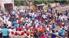 4-fishermen-villagers-block-road-in-ecr-for-non-starting-of-construction-of-bait-bend