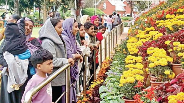 tourists flock in ooty