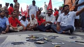 cell-phone-breaking-protest-on-tiruppur-against-samsung-company