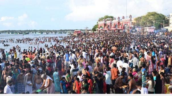 Thousands of people take a holy dip in Rameswaram