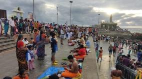 devotees-take-holy-dip-in-kanyakumari