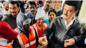 cm-stalin-encouraged-the-frontline-workers-by-serving-tea-during-the-inspection-at-perambur