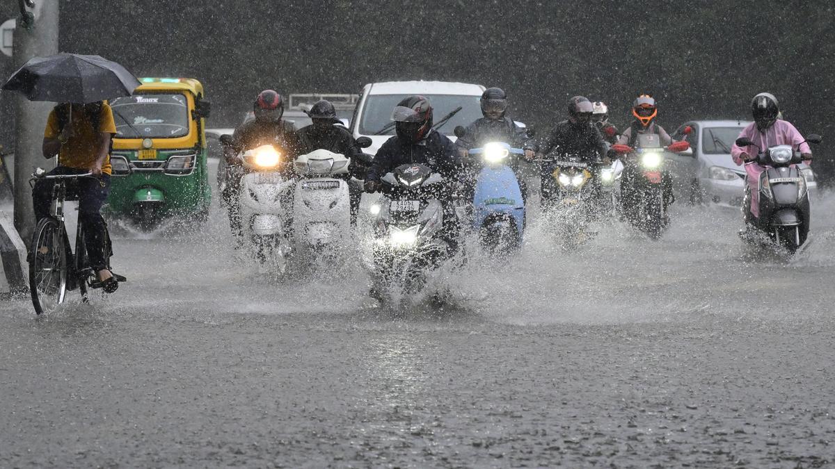 பெங்களூருவில்-கன‌மழையால்-இயல்பு-வாழ்க்கை-பாதிப்பு:-வீடுகள்,-நிறுவனங்களில்-வெள்ளம்