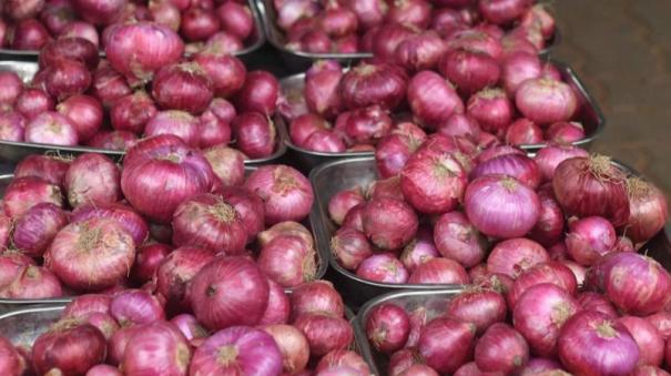 1600 tons of onion export from maharashtra to delhi