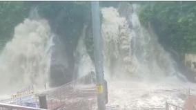 there-was-a-flash-flood-in-kurdalam-waterfalls