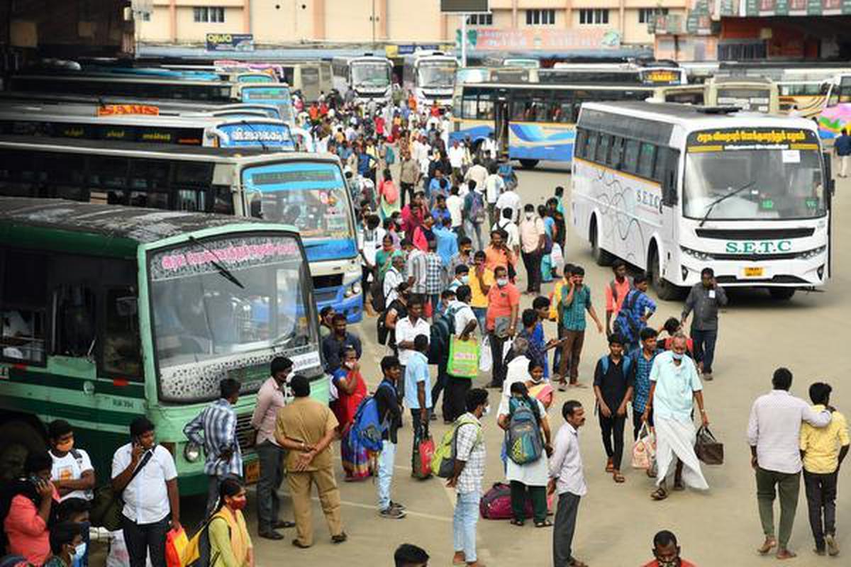 சொந்த ஊர்களுக்கு செல்லும் பயணிகளின் வசதிக்காக தீபாவளிக்கு 14,086 பேருந்து  இயக்கம்: 1.02 லட்சம் பேர் முன்பதிவு