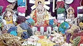 people-donates-jewellery-in-mahalakshmi-temple