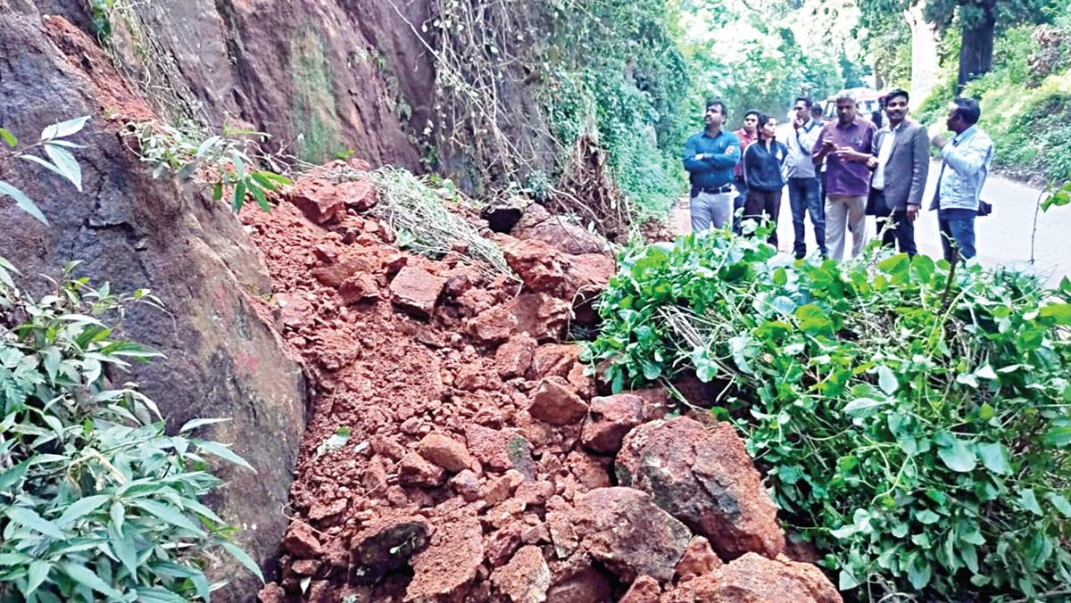 நள்ளிரவில் கொட்டித் தீர்த்த கனமழையால் குன்னூரில் பல இடங்களில் மண் சரிவு