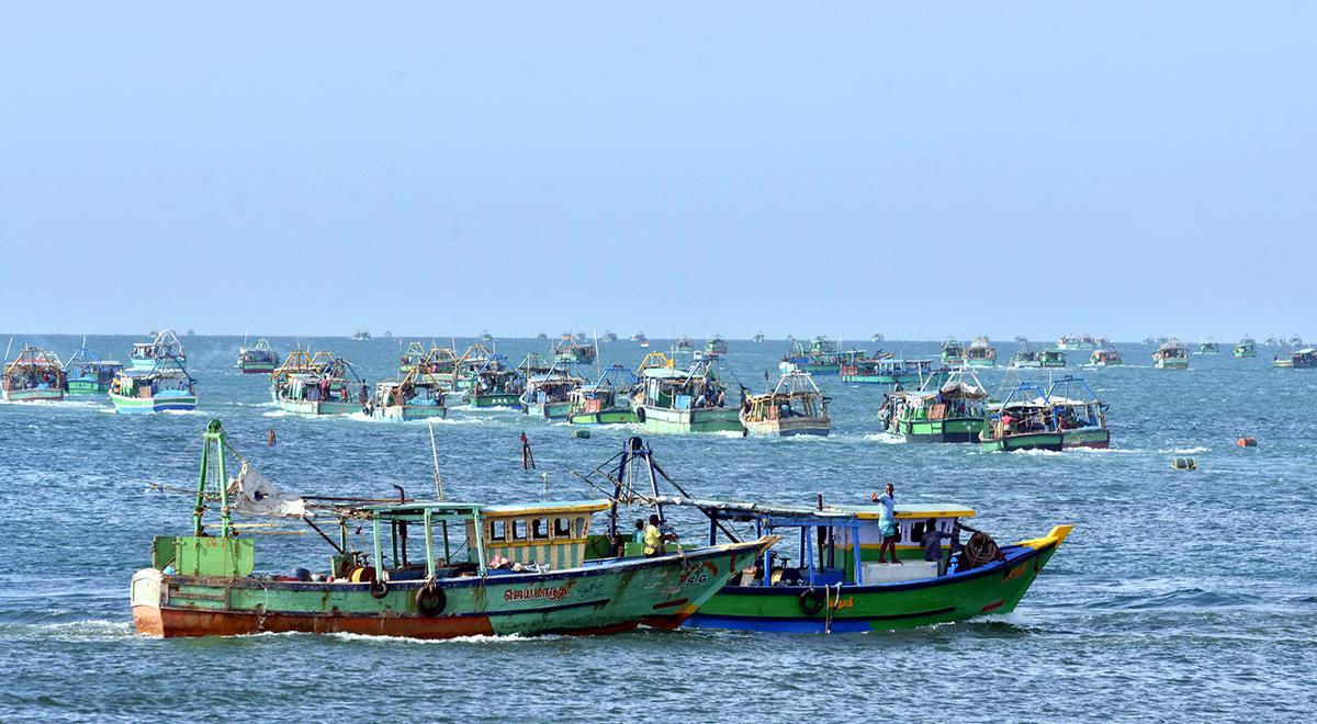 தமிழக மீனவர்கள் மேலும் 12 பேர் இலங்கை கடற்படையினரால் கைது