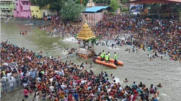 Kadamukha Theerthawari was held at Mayiladuthurai Cauvery Thulakkat