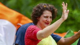 bjp-flags-waved-at-priyanka-gandhi-during-nagpur-roadshow