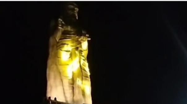 Tourists can enjoy the Kanyakumari Thiruvalluvar statue from the shore even at night.