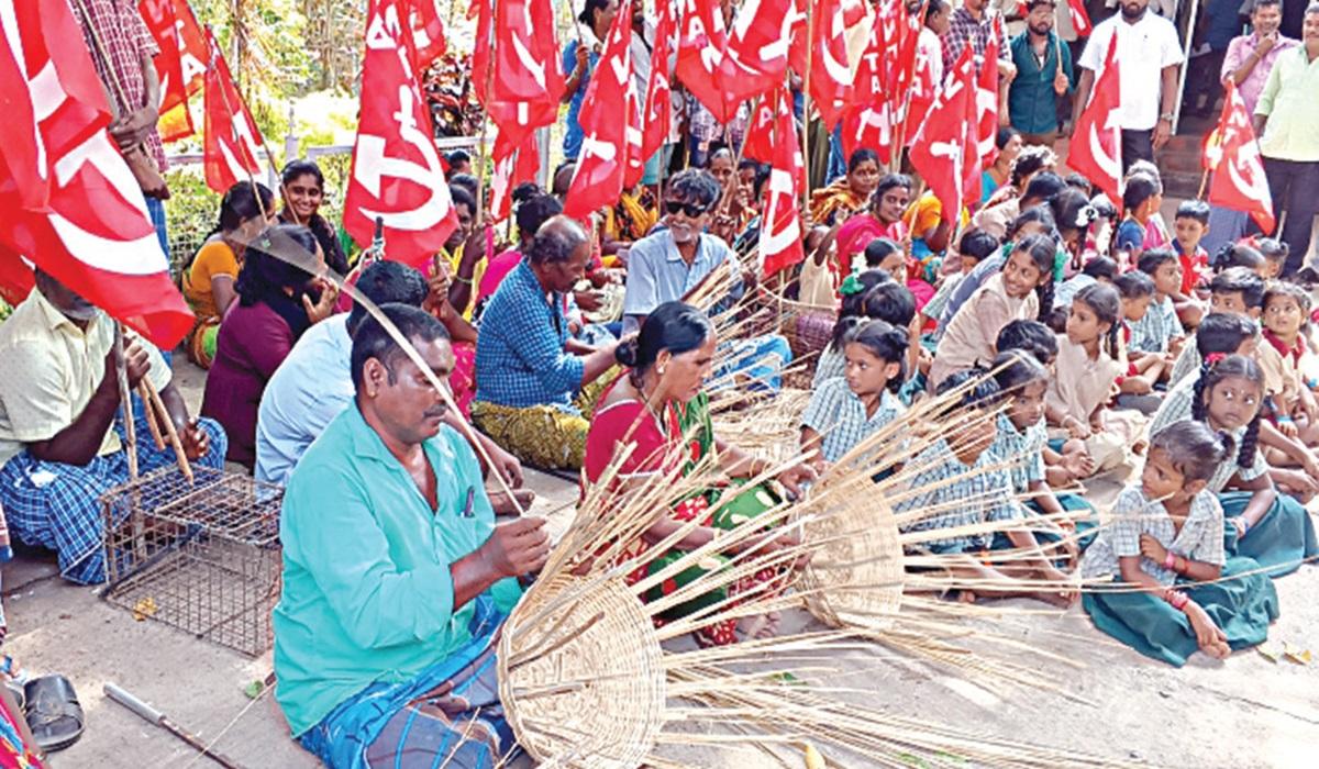 பொன்னேரி-|-பழங்குடி-இன-சான்றிதழ்-வழங்க-கோரி-சார்-ஆட்சியர்-அலுவலகம்-முன்பு-நூதன-போராட்டம்