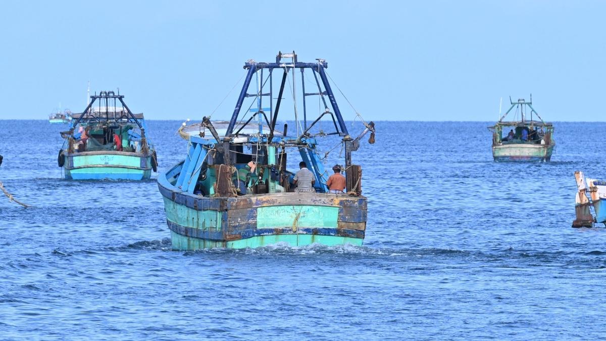 லட்சத்தீவு-பகுதியில்-மீன்பிடித்த-தூத்துக்குடி,-ராமநாதபுரம்-மீனவர்கள்-10-பேர்-கைது