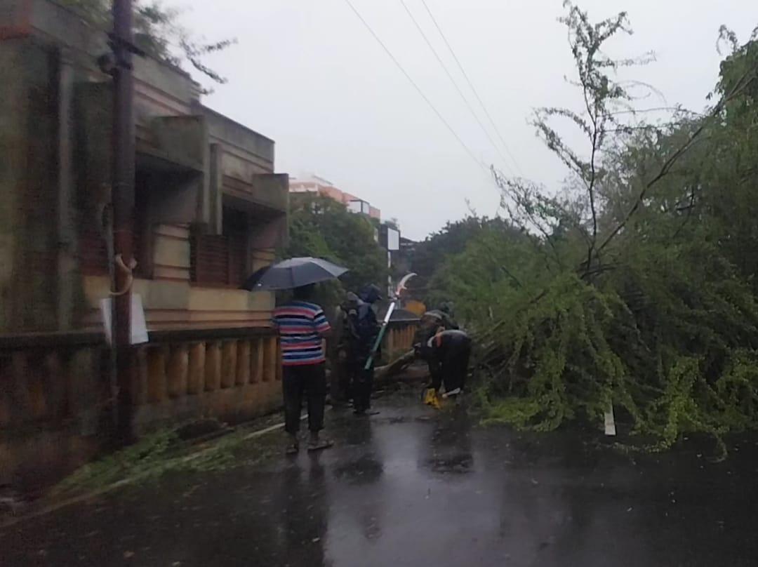 புதுச்சேரியில் கிழக்கு கடற்கரைச் சாலை மூடல் | ஃபெஞ்சல் புயல் தாக்கம்